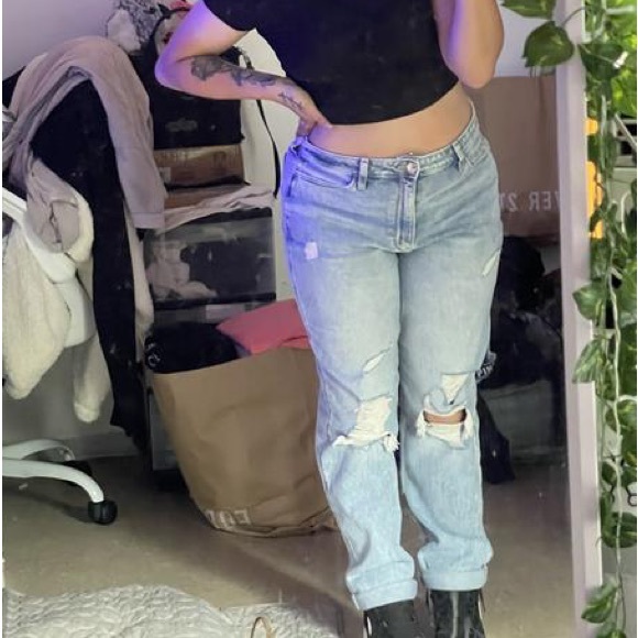 Hollister ULTRA HIGH-RISE RIPPED LIGHT WASH MOM JEANS - Picture 1 of 12